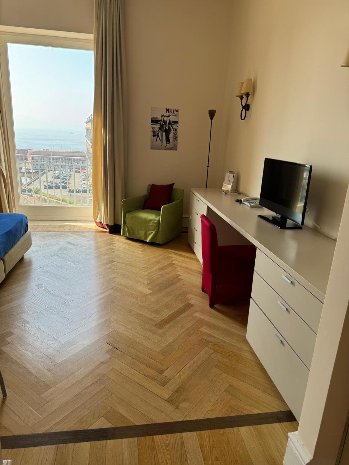 Residence Gli Angioini Srl Наполи Екстериор снимка